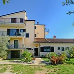 Apartament Cozy With Shared Pool Mazurija