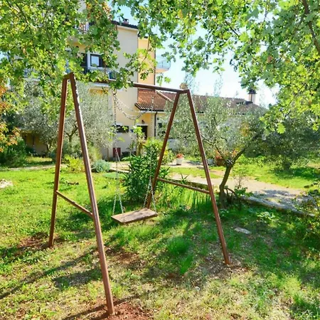 Apartament Cozy With Shared Pool Mazurija
