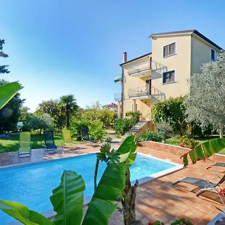 Cozy With Shared Pool Apartament