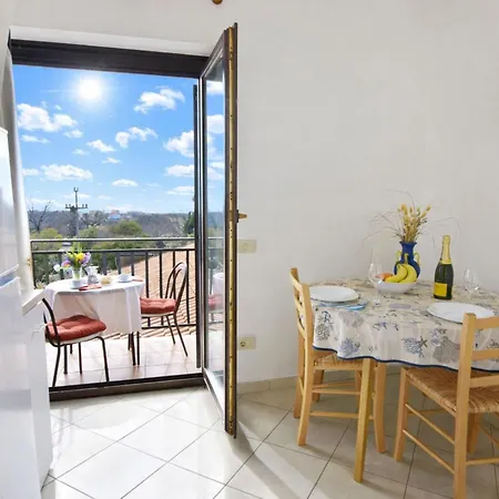 Apartman Cozy With Shared Pool Mazurija