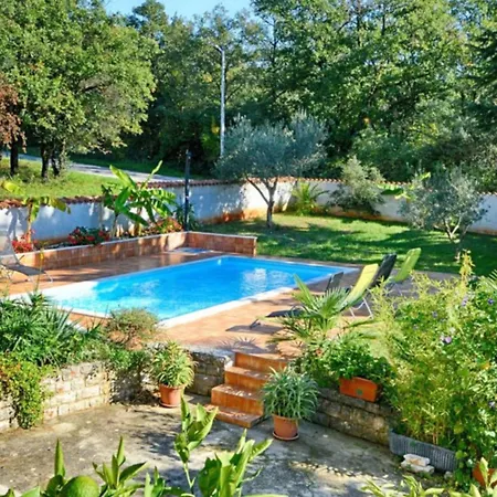 公寓 Cozy With Shared Pool Mazurija
