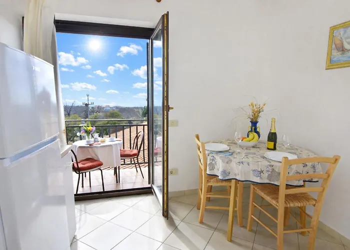 Apartman Cozy With Shared Pool Mazurija