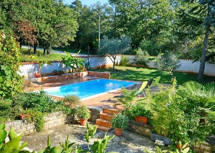 Apartman Cozy With Shared Pool Mazurija