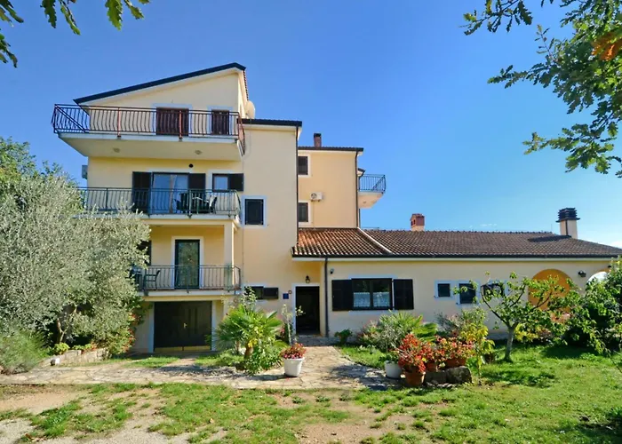 Apartman Cozy With Shared Pool Mazurija